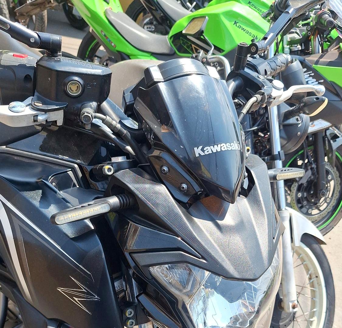 Motos Kawasaki no pátio da Oficina FG Motos, em Campo Grande.